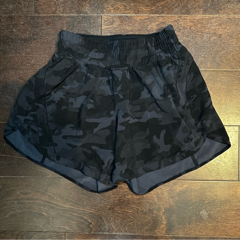 Lululemon hotty hot size 4 Camo 4 inch length